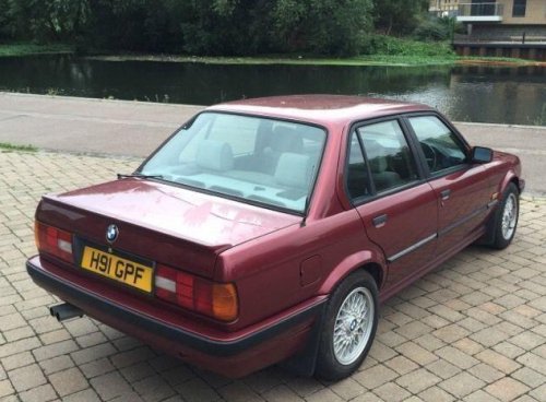 BMW E30 320i